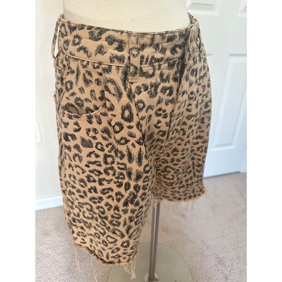 We The Free leopard longline raw hem dad shorts, size 26 - Picture 4 of 14